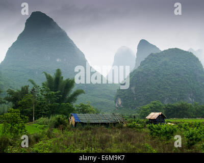 Ferme des cabanes dans Guilling dramatique de calcaire, campagne, Chine Banque D'Images