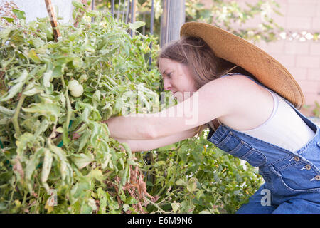 Close-up view of woman in garden Banque D'Images