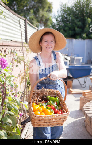 View of woman in garden Banque D'Images