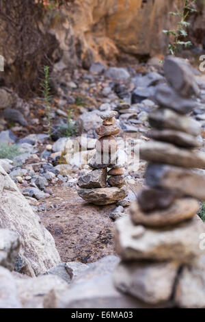 Des cairns construit par les marcheurs pour marquer le chemin sur un chemin forestier près de Ifonche à Tenerife, îles Canaries, Espagne. Banque D'Images