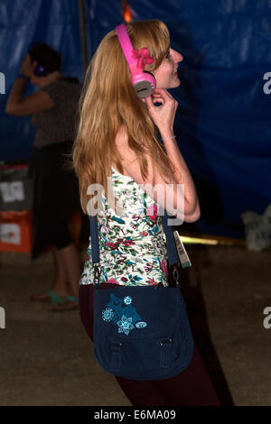 Femme dansant sur la musique tout en portant des écouteurs dans la discothèque silencieuse tente au festival victorieux 2014 UK Angleterre southsea Banque D'Images