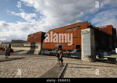 Gdansk, Pologne 26 juin, août 2014 Derniers préparatifs à l'ouverture du centre de la Solidarité Européenne (SCE) à Gdansk. ECS bâtiment est situé sur le chantier naval de Gdansk, près de la zone historique de l'Armée déchue ouvriers de chantier naval Monument et sera ouverte le 30 et 31 août 2014. Credit : Michal Fludra/Alamy Live News Banque D'Images