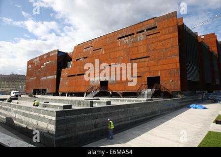 Gdansk, Pologne 26 juin, août 2014 Derniers préparatifs à l'ouverture du centre de la Solidarité Européenne (SCE) à Gdansk. ECS bâtiment est situé sur le chantier naval de Gdansk, près de la zone historique de l'Armée déchue ouvriers de chantier naval Monument et sera ouverte le 30 et 31 août 2014. Credit : Michal Fludra/Alamy Live News Banque D'Images