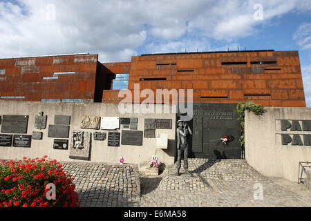 Gdansk, Pologne 26 juin, août 2014 Derniers préparatifs à l'ouverture du centre de la Solidarité Européenne (SCE) à Gdansk. ECS bâtiment est situé sur le chantier naval de Gdansk, près de la zone historique de l'Armée déchue ouvriers de chantier naval Monument et sera ouverte le 30 et 31 août 2014. Credit : Michal Fludra/Alamy Live News Banque D'Images