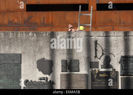 Gdansk, Pologne 26 juin, août 2014 Derniers préparatifs à l'ouverture du centre de la Solidarité Européenne (SCE) à Gdansk. ECS bâtiment est situé sur le chantier naval de Gdansk, près de la zone historique de l'Armée déchue ouvriers de chantier naval Monument et sera ouverte le 30 et 31 août 2014. Credit : Michal Fludra/Alamy Live News Banque D'Images