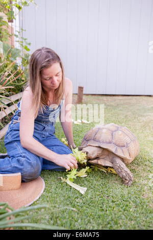 View of woman in garden avec turtle Banque D'Images