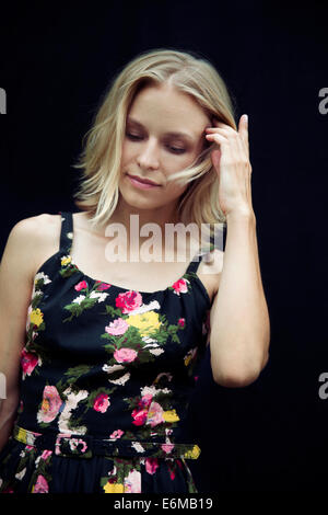 Portrait of woman with hand in hair Banque D'Images