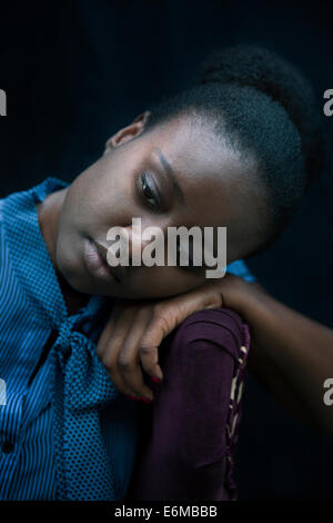 Portrait of woman sitting on chair Banque D'Images