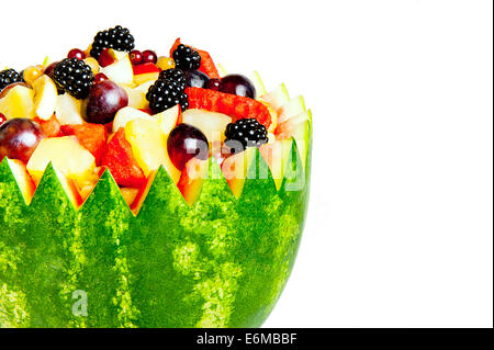 Close up of isolated bol de salade de fruits d'été frais à fond blanc - se concentrer au milieu de la salade de fruits Banque D'Images