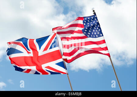 Union jack et stars and stripes drapeaux volent ensemble au festival du cerf-volant 2014 UK Angleterre southsea Banque D'Images