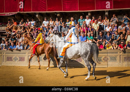 Les jockeys en attente de le début de course de chevaux Palio de Sienne sur la Piazza del Campo, Sienne, Toscane, Italie Banque D'Images