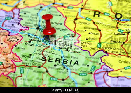 Belgrade épinglée sur une carte de l'Europe Banque D'Images