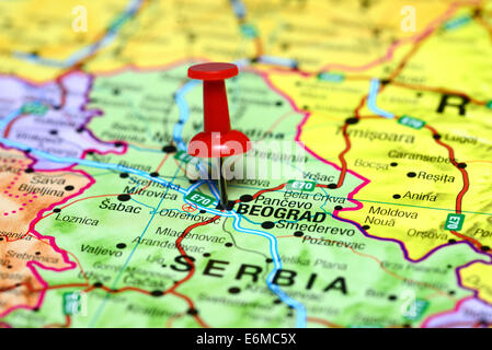 Belgrade épinglée sur une carte de l'Europe Banque D'Images