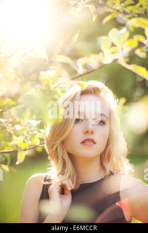 Portrait of young woman in forest Banque D'Images