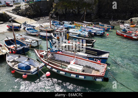 Bateaux dans le port de coverack Coverack Lizard Cornwall England UK Banque D'Images