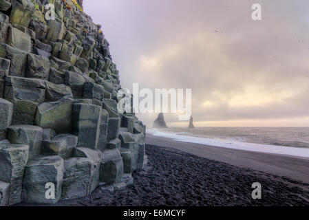 Des formations de roche de Reynisdrangar sur la plage de Reynisfjara qui jouit Banque D'Images