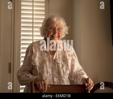 Portrait d'une femme âgée dans une maison de retraite Banque D'Images