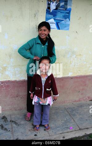 Soeur dans la coiffure- Cruzpata CHACHAPOYAS . Ministère de l'Amazonas .PÉROU Banque D'Images