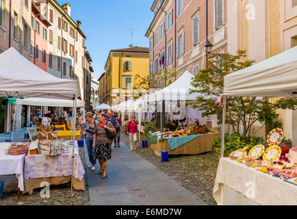 Marché aux puces samedi sur Largo Sant Eufemia dans la vieille ville historique, Modène, Émilie-Romagne, Italie Banque D'Images