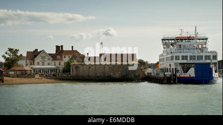 Château de Yarmouth, Yarmouth, à l'île de Wight, avec la voiture et le passager ferry pour Lymington, et le George Hotel. Banque D'Images