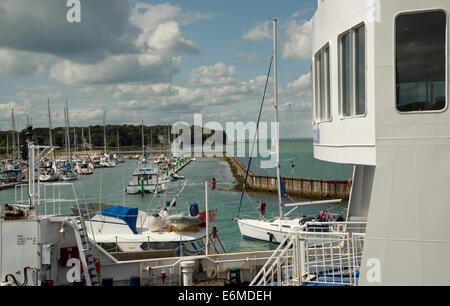 Le port de Yarmouth, Yarmouth, à l'île de Wight, avec la voiture et le passager ferry pour Lymington, au premier plan. Banque D'Images