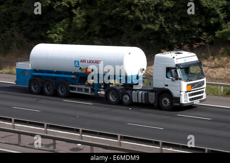 Camion-citerne d'Air Liquide sur l'autoroute M40, dans le Warwickshire, Royaume-Uni Banque D'Images