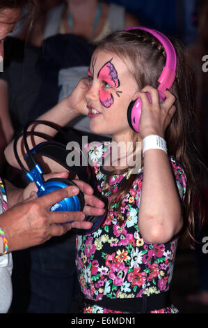 Jeune fille dansant sur la musique tout en portant des écouteurs dans la discothèque silencieuse tente au festival victorieux 2014 UK Angleterre southsea Banque D'Images