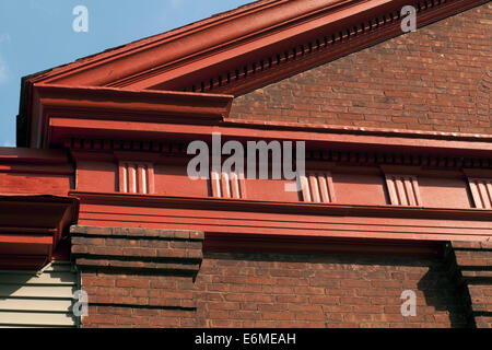 Moulage nouvellement peintes sur une ancienne école brille dans le soleil de fin d'après-midi. Bâtiment est propriété résidentielle et d'affaires. Banque D'Images
