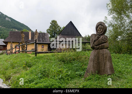 Des statues en bois dans village historique de Vlkolinec, Slovaquie - UNESCO World Heritage site Banque D'Images