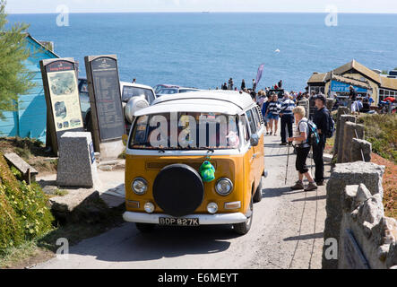 La Péninsule du Lézard Cornwall england UK UN VW camper van quitte le point le plus au sud Banque D'Images