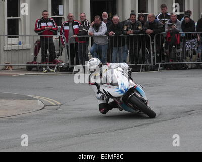 John McGuiness en passant par la place du Parlement Ramsey sur sa moto électrique Mugen, au cours de l'île de Man TT 2014 Banque D'Images