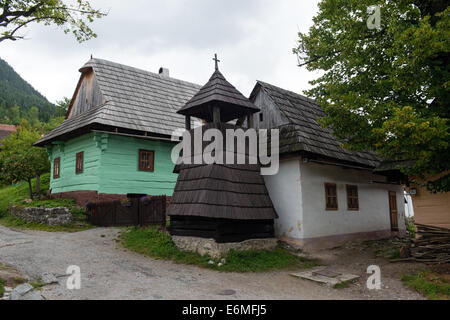 Beffroi avec maisons en bois au centre du village historique de Vlkolinec, Slovaquie - UNESCO World Heritage site Banque D'Images