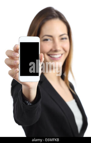 Business Woman smiling montrant un écran de téléphone à puce vierges isolé sur fond blanc Banque D'Images