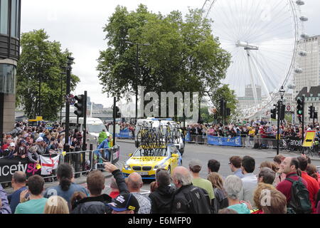 La foule l'entourage de regarder le Tour de France passer le long des quais, avec le London Eye en arrière-plan. Banque D'Images