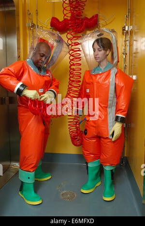 Centres de contrôle des maladies microbiologistes Dr Thomas Stevens, Jr., et le Dr Amy Hartman suit up dans biohazard combinaisons pressurisées avant d'entrer dans le laboratoire de biosécurité de niveau-4, 11 avril 2007 à Atlanta, Géorgie. Banque D'Images
