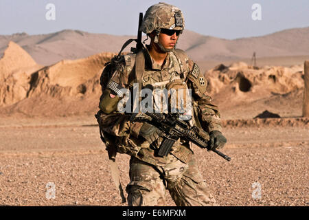 Un soldat de l'Armée américaine sur la lutte contre une patrouille dans un village 18 Août 2014 dans Kachah Morghan, Province de Kandahar, Afghanistan. Banque D'Images