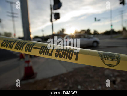 Los Angeles, Californie, USA. 26 août, 2014. Sur les lieux le long du bloc 12900 de Filmore Avenue dans Pocoima, scène de crime LAPD bande était toujours jusqu'à la fin le lundi près de l'endroit où une femme a été tué par balle alors qu'il était assis dans sa voiture devant une église. Une fusillade tôt dimanche matin à trois endroits distincts dans le nord de la vallée de San Fernando a fait trois morts et plusieurs blessés. Credit : ZUMA Press, Inc./Alamy Live News Banque D'Images