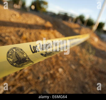 Los Angeles, Californie, USA. 26 août, 2014. Sur les lieux le long du bloc 12900 de Filmore Avenue dans Pocoima, scène de crime LAPD bande était toujours jusqu'à la fin le lundi près de l'endroit où une femme a été tué par balle alors qu'il était assis dans sa voiture devant une église. Une fusillade tôt dimanche matin à trois endroits distincts dans le nord de la vallée de San Fernando a fait trois morts et plusieurs blessés. Credit : ZUMA Press, Inc./Alamy Live News Banque D'Images
