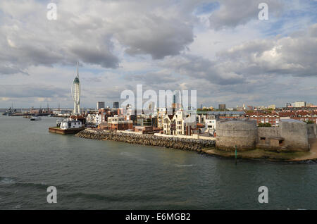 Vue depuis l'entrée du port plus vieux Portsmouth vers la tour Spinnaker. Banque D'Images