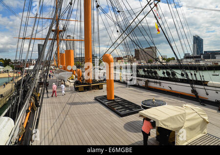 À l'avant sur le pont sur le HMS Warrior à Portsmouth Historic Dockyard. Banque D'Images