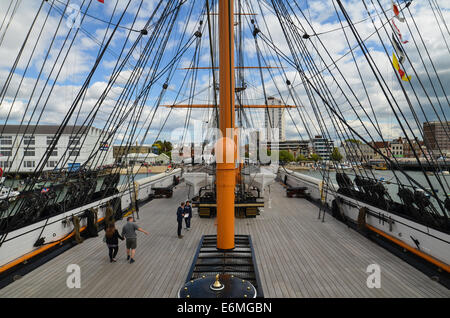 À l'avant sur le pont sur le HMS Warrior à Portsmouth Historic Dockyard. Banque D'Images