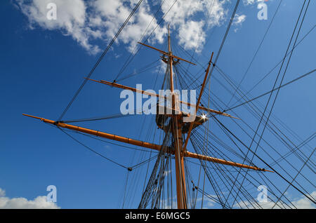 Jusqu'à au mât principal de la Royal Navy le HMS Warrior à Portsmouth Dockyard historique. Banque D'Images