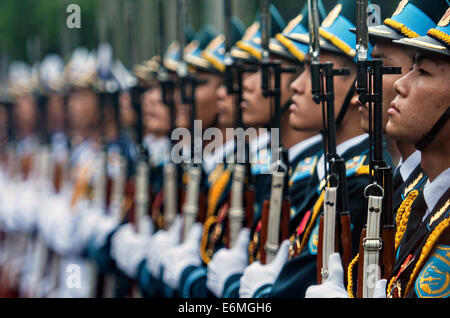 Garde d'honneur vietnamien en formation au ministère de la Défense, le 14 août 2014 à Hanoï, au Vietnam. Banque D'Images