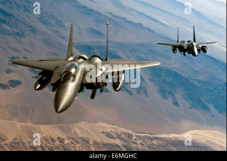 US Air Force F-15E Strike Eagle fighters voler en formation au cours de l'exercice de formation de l'ouest du Pavillon Vert 22 Juin, 2011 sur le Sud de la Californie. Banque D'Images