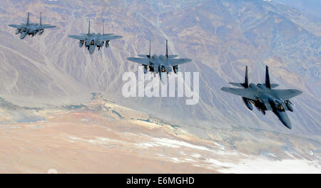 US Air Force F-15E Strike Eagle fighters voler en formation au cours de l'exercice de formation de l'ouest du Pavillon Vert 22 Juin, 2011 sur le Sud de la Californie. Banque D'Images