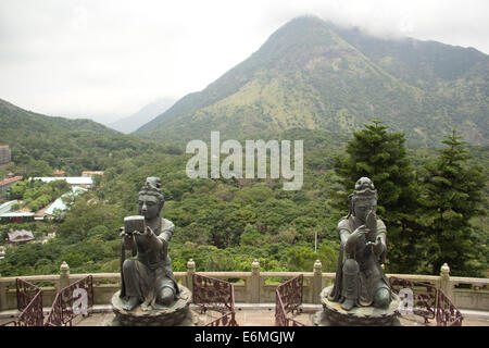 En faisant des offrandes aux statues Tian Tan Buddha à Ngong Ping, Lantau Island, Hong Kong. Banque D'Images