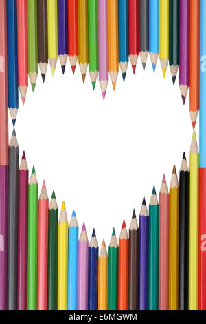 Crayons formant un cœur d'amour, sujet isolé sur fond blanc Banque D'Images