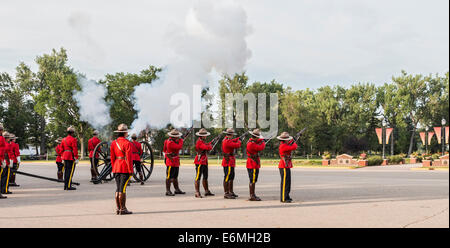 Tirs de fusils et de canon à la cérémonie du crépuscule qui ont lieu une fois par semaine en été à la Division Dépôt de la GRC de l'académie de formation des cadets Banque D'Images