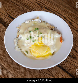 Omelette au saumon fumé avec sauce hollandaise au doux frais, un café à Regina, Saskatchewan, Canada. Banque D'Images