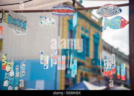 Wind Chimes fait de la fusion de verre de couleur dans une foire artisanale à La Boca, Buenos Aires, Argentine Banque D'Images